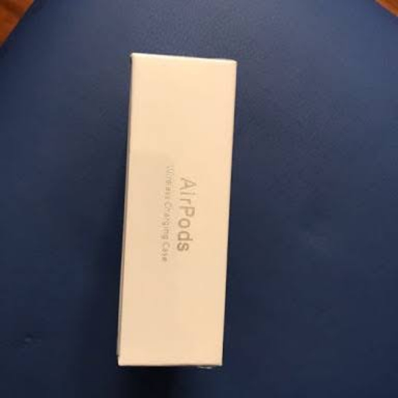 2nd Gen Apple Airpods - Picture 3 of 3